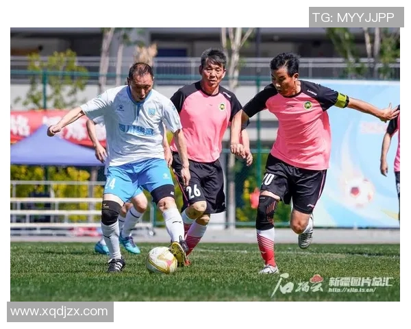 足球场上的璀璨星光许多足球明星激情踢球的精彩瞬间