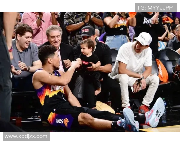 足球明星热情碰拳庆祝转场瞬间展现团队精神与友谊温暖的画面