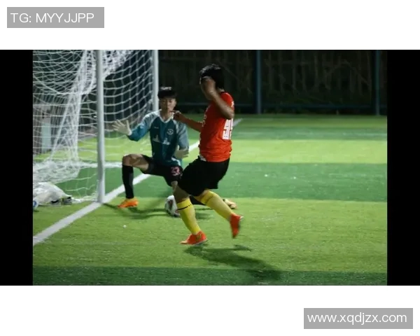 足球明星与路人街头即兴对决展现足球魅力与友谊的精彩瞬间