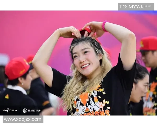 足球明星与女粉丝亲密合影比心瞬间记录温馨时刻